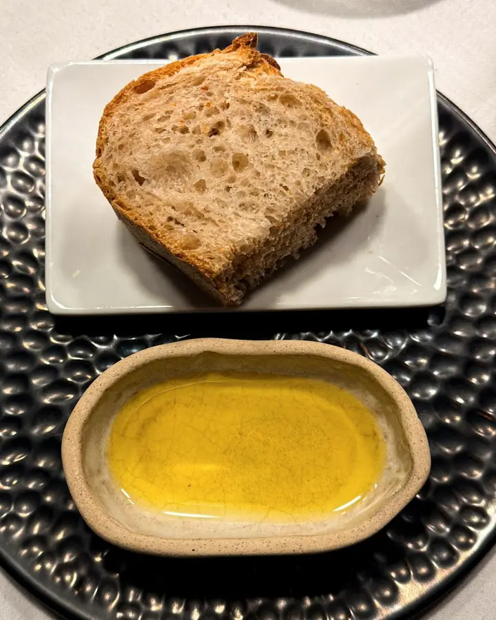 Pane casereccio con una ciotola di olio extravergine