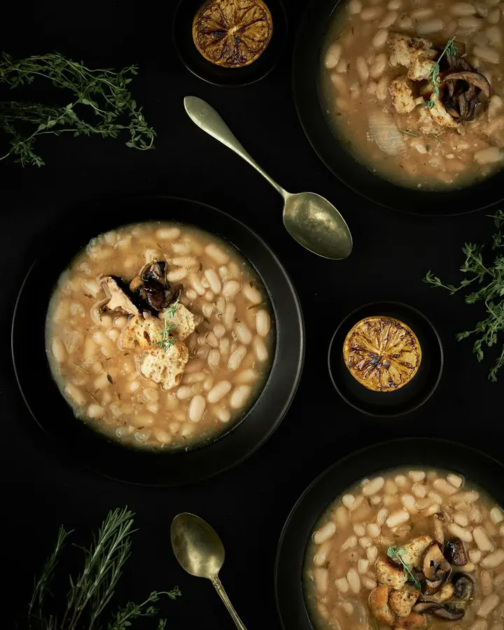 Zuppa di fagioli in ciotole scure