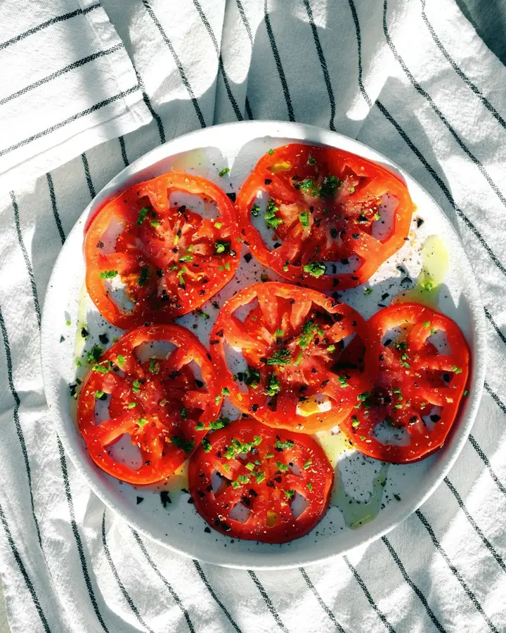 Pomodori a fette conditi con olio extravergine
